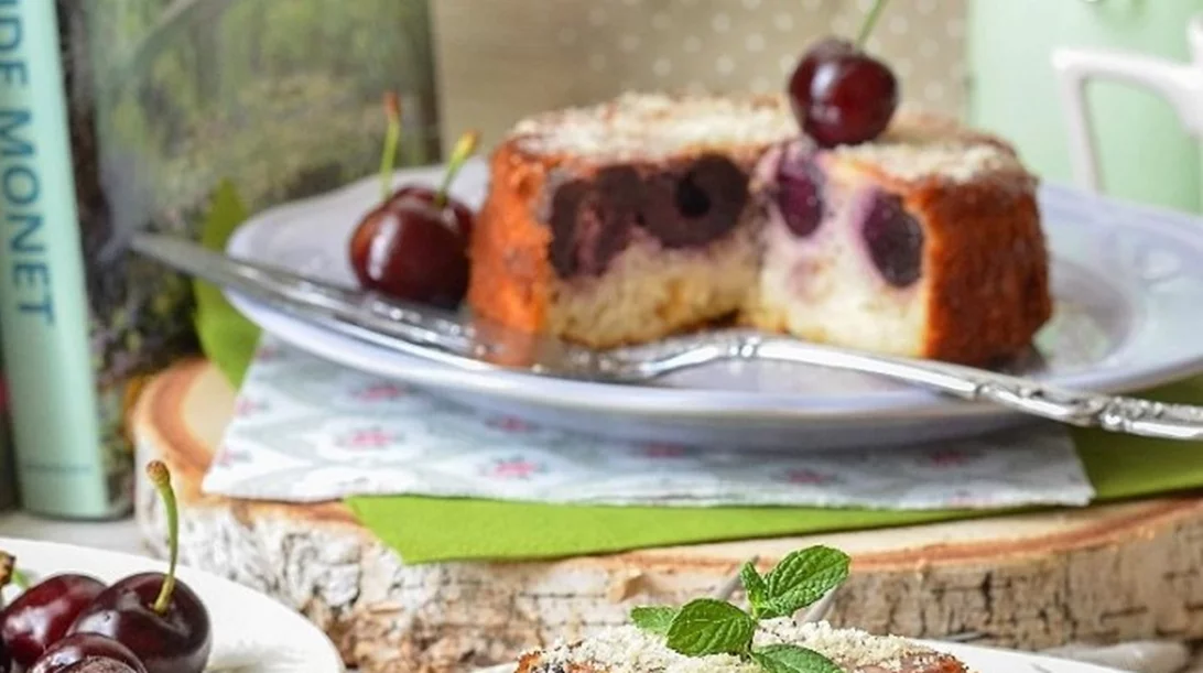 Συνταγή με κεράσια: Κέικ με κεράσια χωρίς γλουτένη, ζάχαρη και βούτυρο
