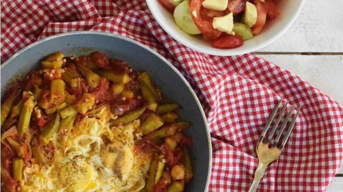 Μπάμιες με αυγά μάτια: Καλοκαιρινό και υγιεινό γεύμα για το μεσημέρι