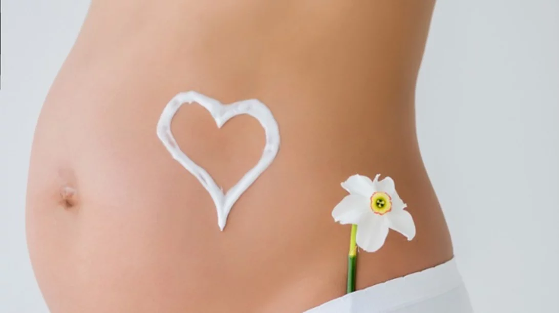 Και η Κέιτι Χολμς έχει ραγάδες μετά την εγκυμοσύνη! Και δεν αισθάνεται καθόλου άσχημα γι' αυτό!