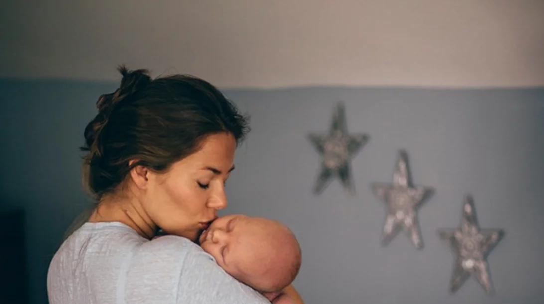 Ύπνος μωρού: 5 tips για να μάθει αν κοιμάται στην κούνια του