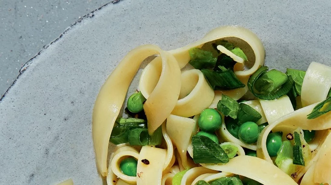 Συνταγή για ζυμαρικά με αρακά, εστραγκόν και βασιλικό