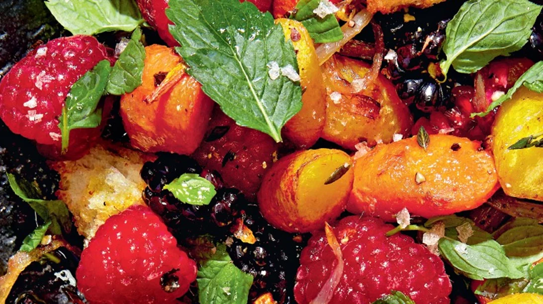 Σαλάτα με ψωμί αρωματισμένο με θυμάρι με ψητά καρότα, φρούτα του δάσους και δυόσμο