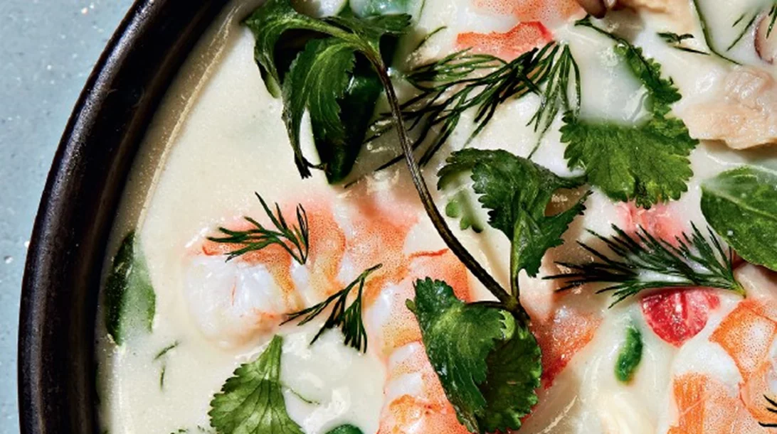 Σούπα με γάλα καρύδας, γαρίδες και γλυκομπίζελα με κόλιαντρο, βασιλικό και άνηθο