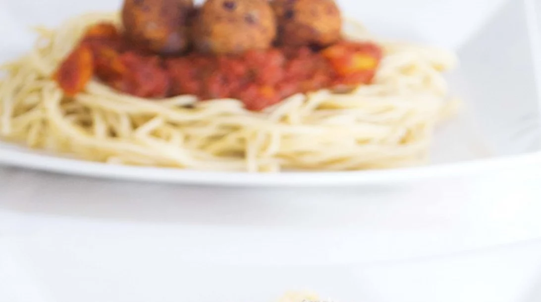 Συνταγή για μακαρόνια με κεφτεδάκια vegan και μη γαλακτοκομικό «τυρί»