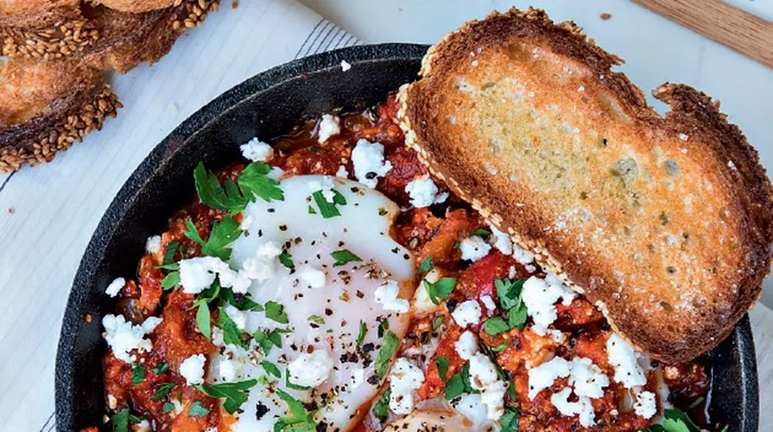 Αυγά σε σάλτσα ντομάτας με φέτα: Η πιο καλοκαιρινή συνταγή για το μεσημεριανό σου