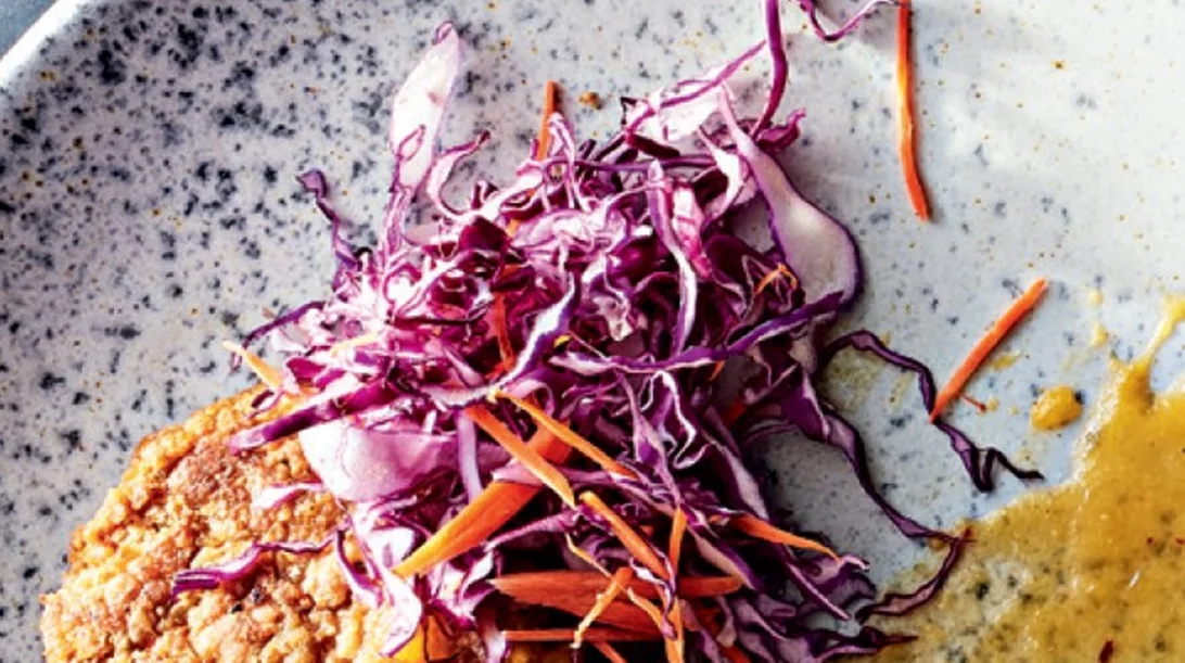 Πικάντικα μπιφτέκια ρεβιθιού με σάλτσα και λάχανο