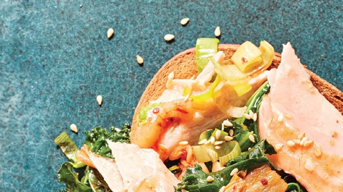 Λεμονάτος σολομός με κίμτσι και σοταρισμένα λαχανικά