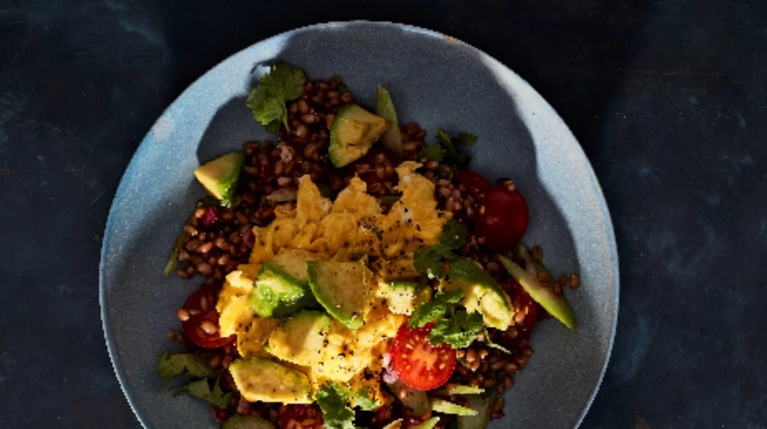 Συνταγή για αυγά scrambled με αβοκάντο και chia σε σιτάρι με ντομάτες