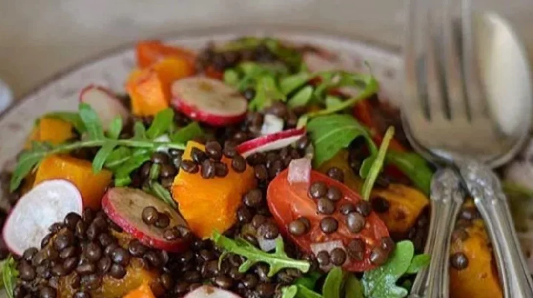 Σαλάτα με κολοκύθα και φακές: Η τέλεια φθινοπωρινή συνταγή για ένα light γεύμα