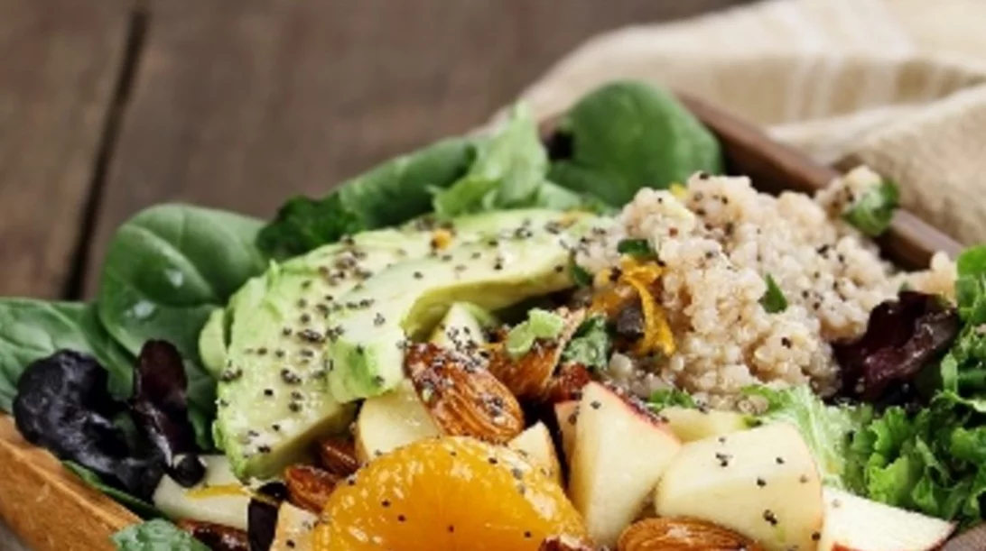 Vegan σαλάτα με κινόα και φρούτα ιδανική για αποτοξίνωση