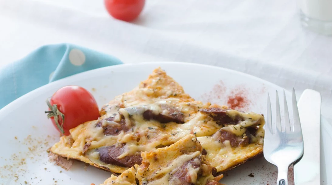 Ομελέτα φούρνου με χωριάτικο λουκάνικο κοτόπουλου και πιπεριές