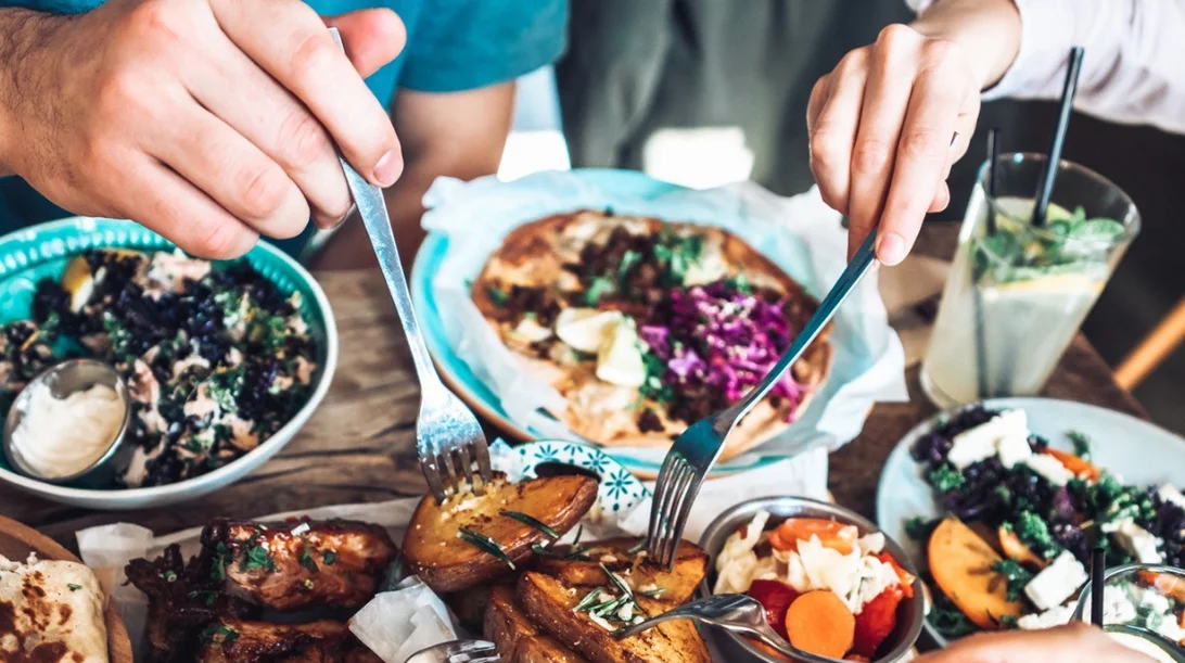 Τι να τρώω όταν βγαίνω έξω ή παίρνω delivery; Ρωτήσαμε 10 διαιτολόγους τι προτιμούν