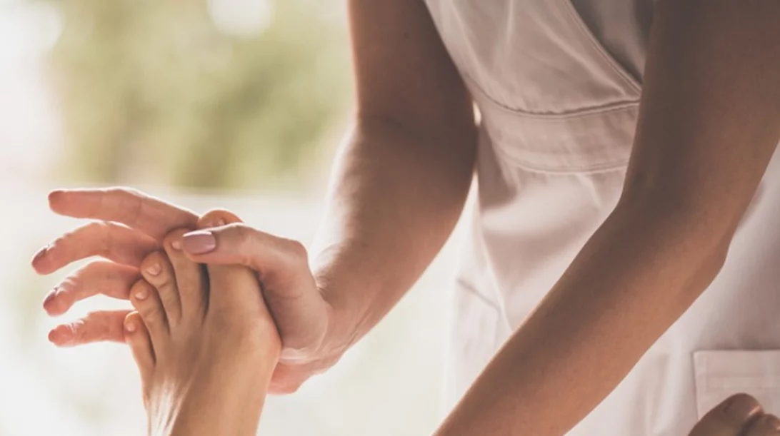 Ρεφλεξολογία: Μια ολιστική προσέγγιση στην ανακούφιση από συμπτώματα