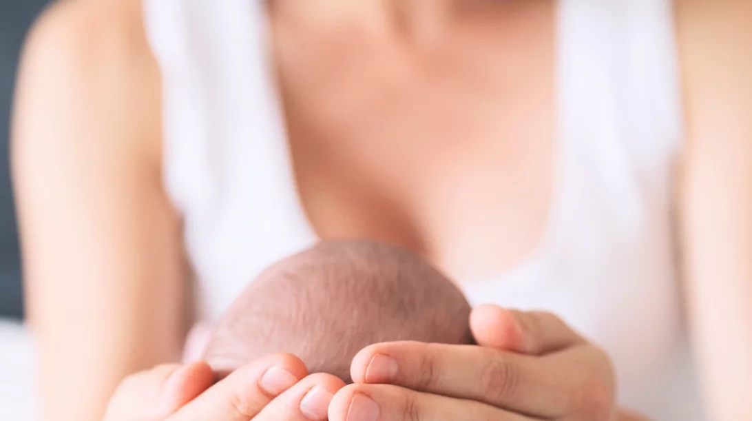 Έρευνα: Ο τρόπος του τοκετού επηρεάζει το μικροβίωμα του εντέρου του μωρού