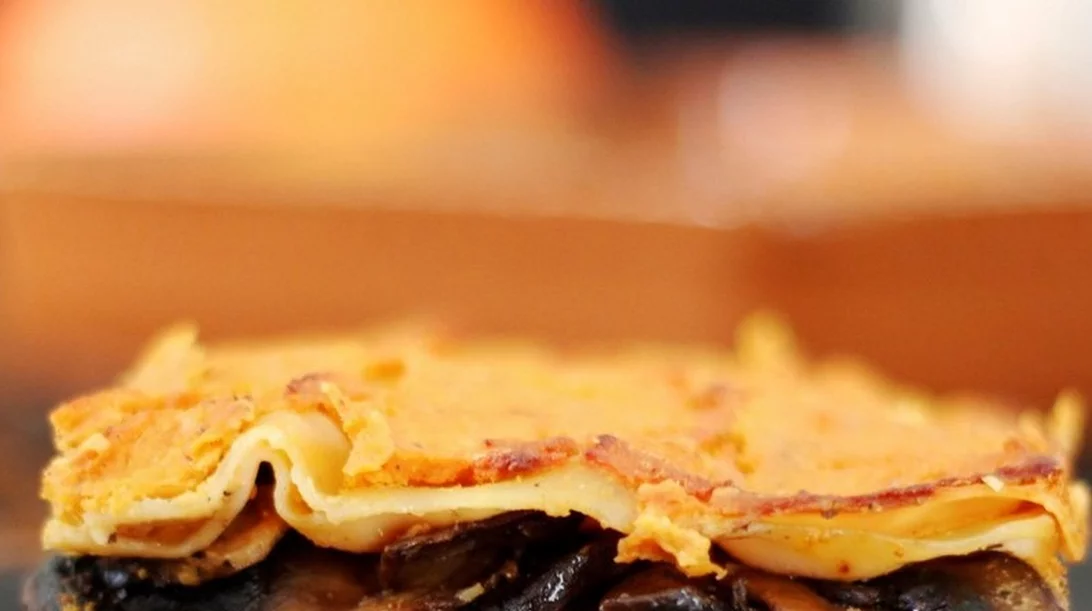 Vegan λαζάνια με κρέμα κολοκύθας και μανιτάρια 