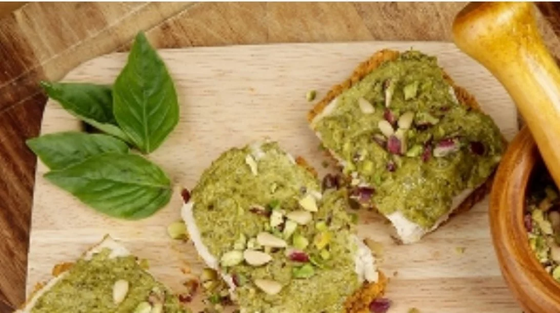 Συνταγή για ωμοφαγική τάρτα με σπιτική σάλτσα πέστο