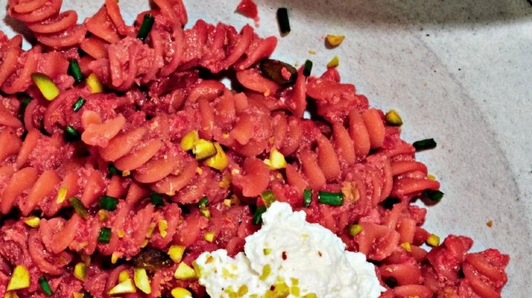 Βίδες από κόκκινες φακές με πέστο παντζαριού