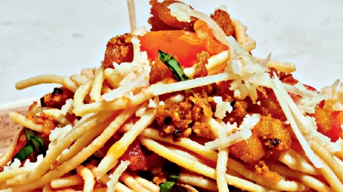 Σπαγγέτι από ρεβίθια με πικάντικη σάλτσα ντομάτας