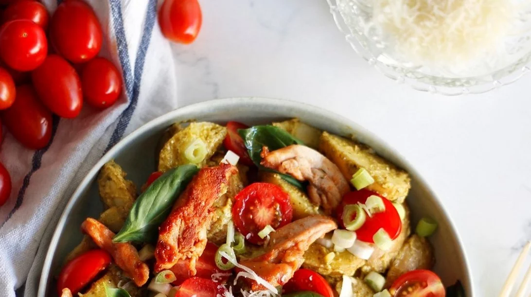 Συνταγή για πατατοσαλάτα με πέστο και κοτόπουλο