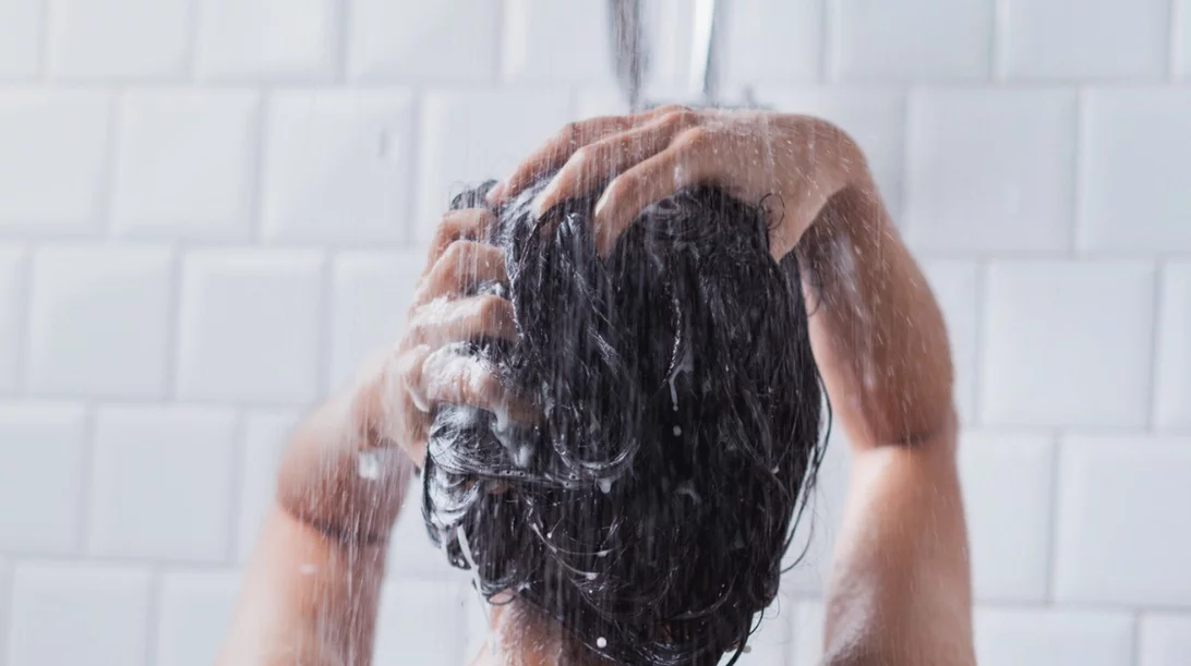 Δέρμα στο τριχωτό του κεφαλιού: 4 βήματα για τη σωστή φροντίδα του