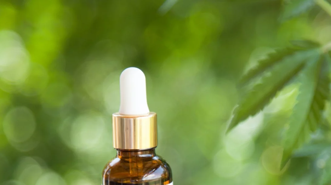 Έλαιο κανναβιόλης: Σε τι διαφέρει από το έλαιο κάνναβης και γιατί συστήνεται ως συμπλήρωμα διατροφής