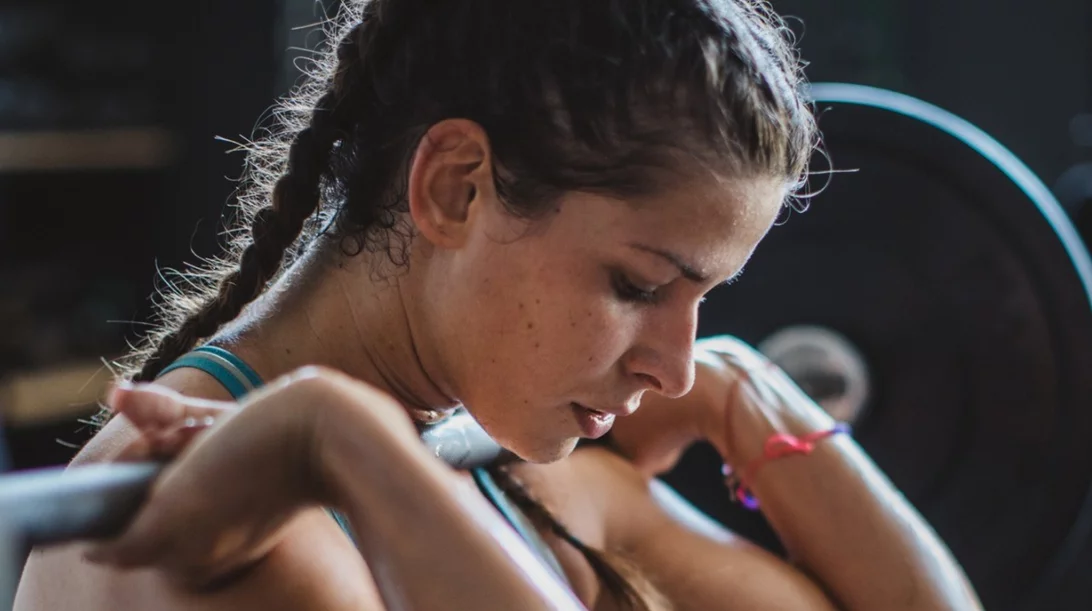 Ποια είναι τα οφέλη της άρσης βαρών; Είναι ιδανική άσκηση για μια γυναίκα;