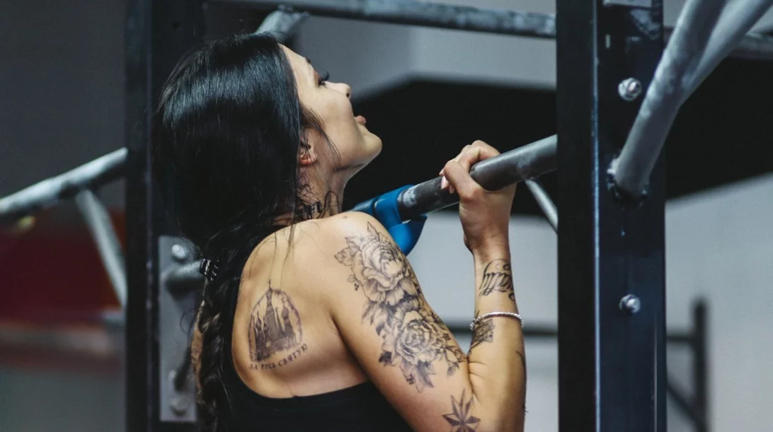 Πώς θα καταφέρω να κάνω έλξεις στο μονόζυγο; Οι βασικές ασκήσεις ενδυνάμωσης