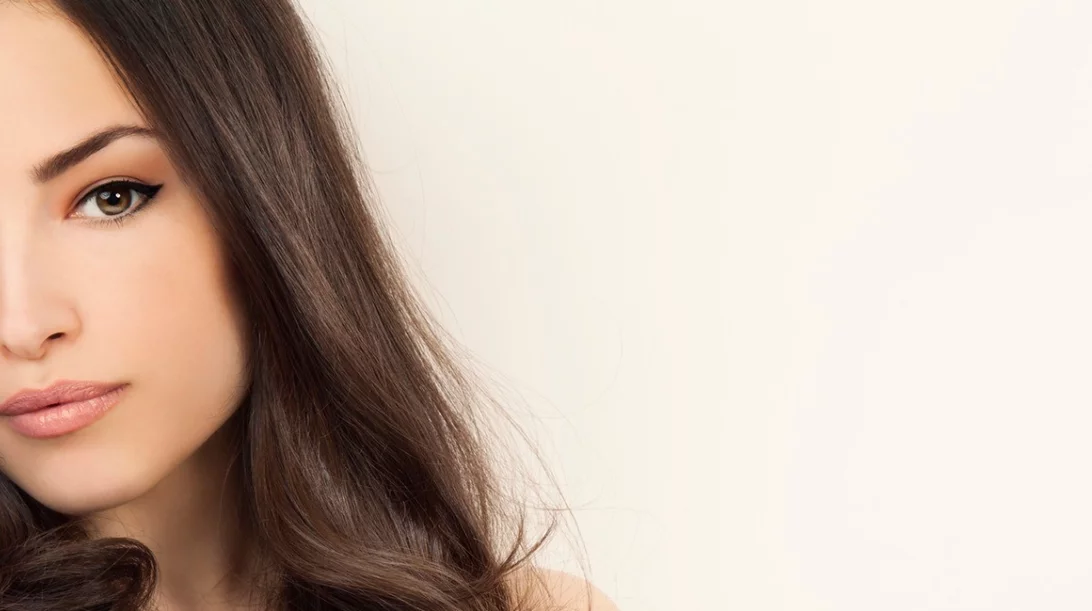 6 συμβουλές για να δείχνουν τα μαλλιά πιο λαμπερά, υγιή και νεανικά