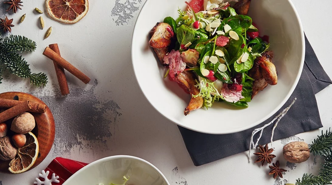 Πρωτότυπες σαλάτες: 10 νόστιμες συνταγές για το τραπέζι των Χριστουγέννων