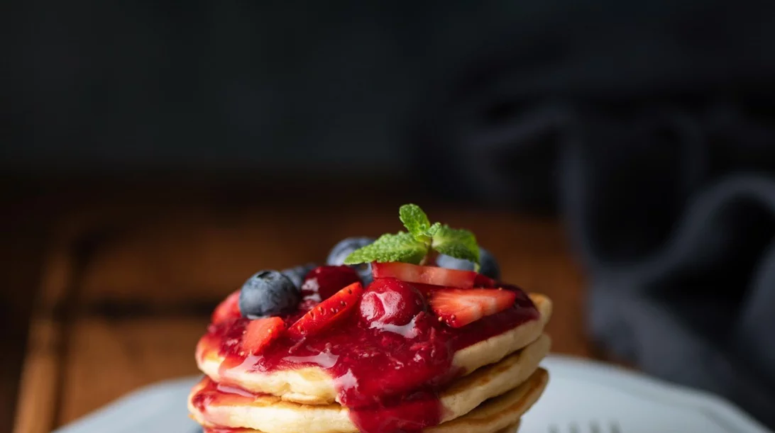 Εύκολες τηγανίτες με νιφάδες βρώμης και φρούτα