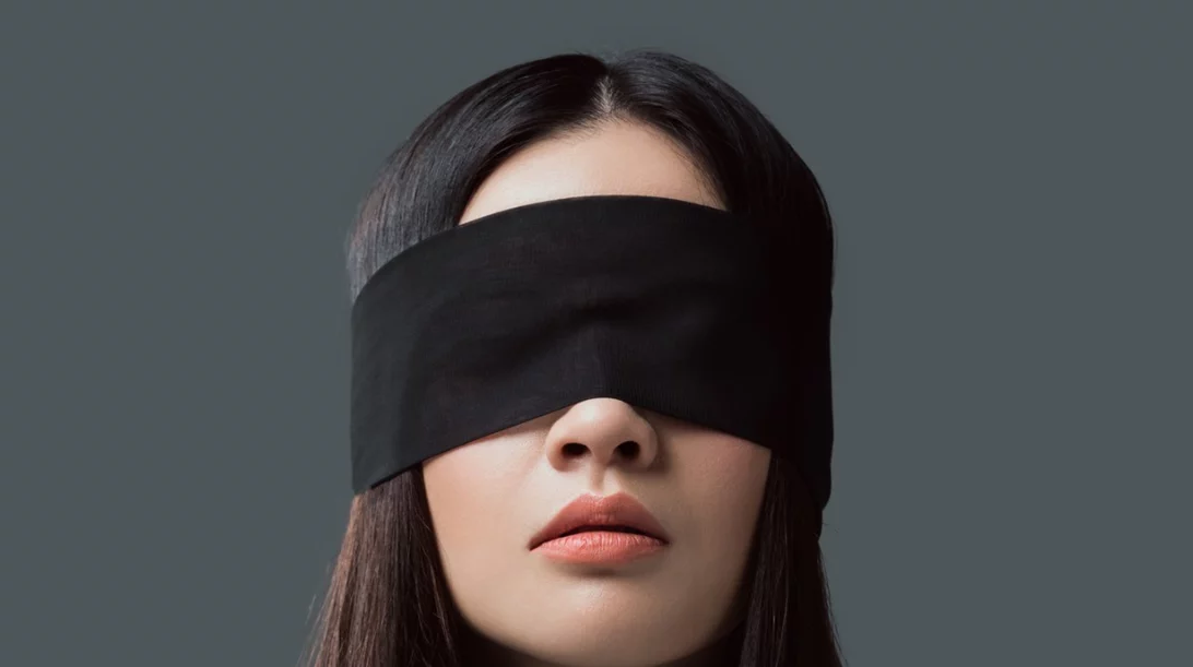 Πώς είναι να τρως στο απόλυτο σκοτάδι; Η ζωή μέσα από τα «μάτια» ενός ανθρώπου με τυφλότητα