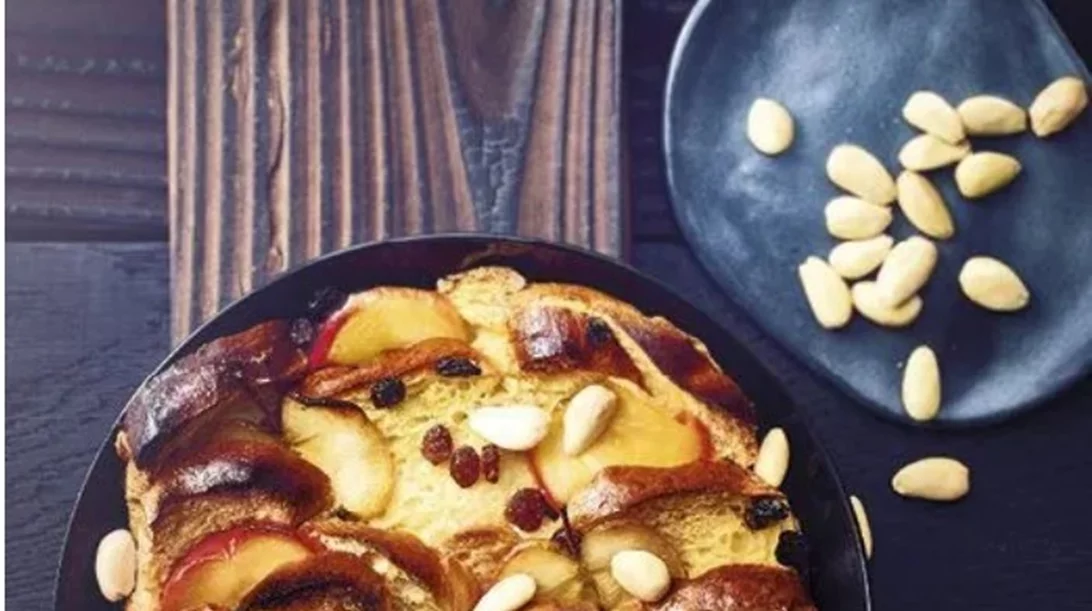 Mηλόπιτα με βάση το τσουρέκι που θα σε ξετρελάνει