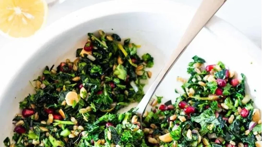 Αυτή η σαλάτα αξίζει 20 λεπτά break από τη δουλειά σου