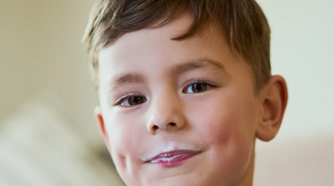 «Το παιδί μου δεν πίνει γάλα», να ανησυχώ; H διατροφολόγος Θεώνη Καπερώνη απαντά