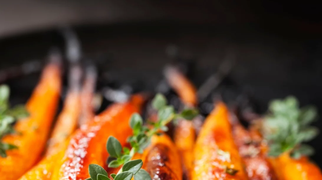 Ψητά καρότα και παστινάκια με σως miso σουσαμιού, μήλο και φιστίκι