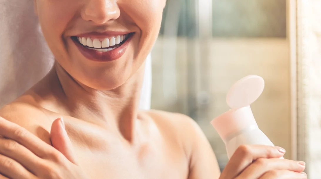 Μαλλιά που ηλεκτρίζονται, χείλη που σκάνε και άλλα χειμερινά beauty προβλήματα βρίσκουν τη λύση τους