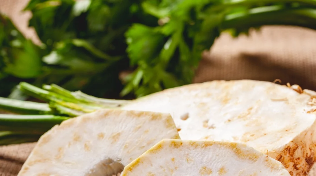 «Μπριζόλες» από ρίζες σελινόριζας με μπρόκολο και σάλτσα βέρντε φιστικιού