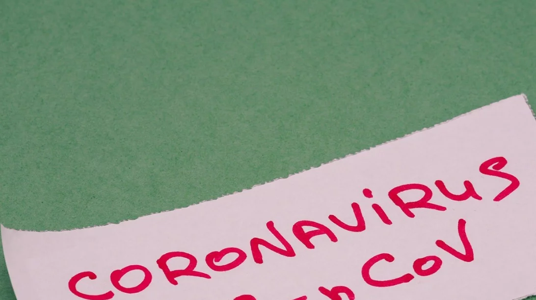 Νέος κορονοϊός: Πώς «επιτίθεται» στο σώμα, τα συμπτώματα και γιατί οι γυναίκες κινδυνεύουν λιγότερο;