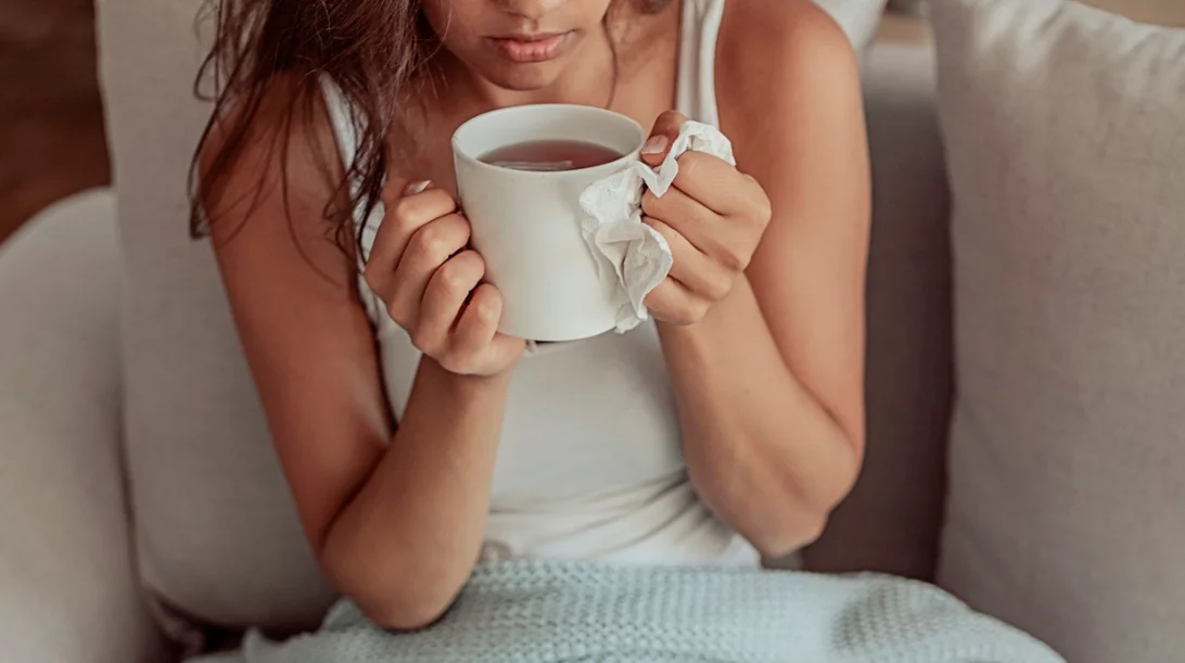 Ποια είναι τα ήπια συμπτώματα COVID-19 - και ποια τα «μέτρια»; Τι μπορεί να νιώθεις εάν περνάς «στο πόδι» τον κορονοϊό;