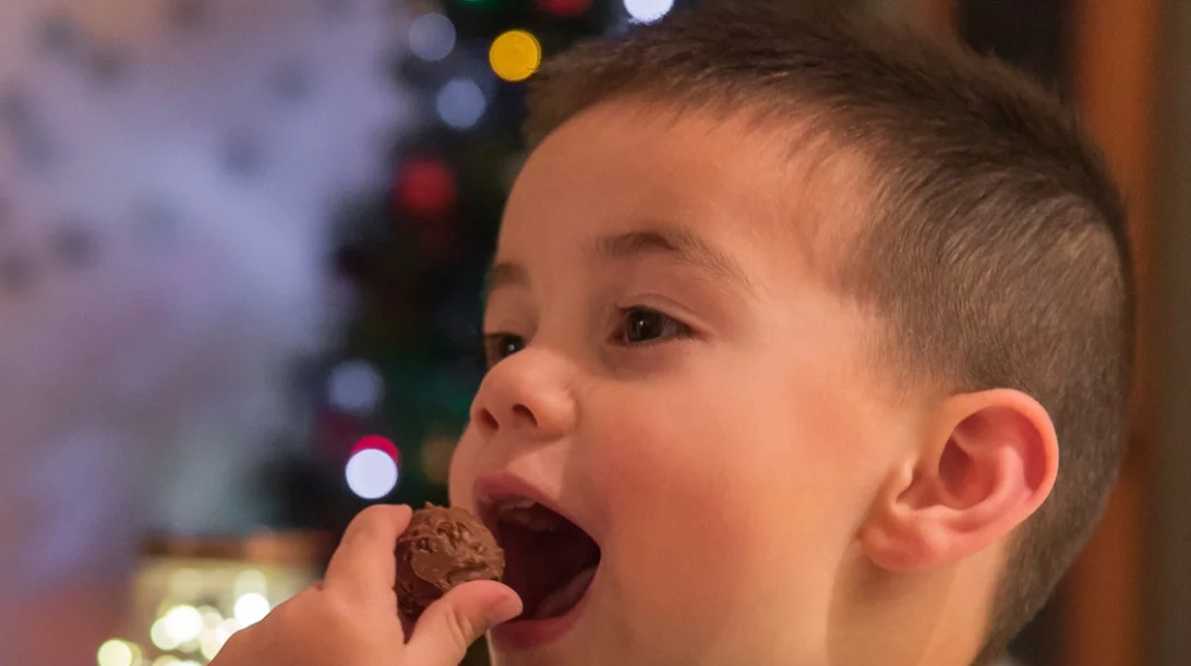 Ζητάει το παιδί σοκολάτα; Τρουφάκια με αβοκάντο ΧΩΡΙΣ ΖΑΧΑΡΗ από τον διαιτολόγο Μάνο Δημητρούλη