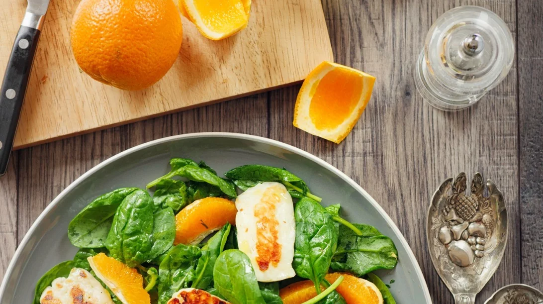 Σαλάτα εσπεριδοειδών με γκρανόλα μάραθου και καραμελωμένα γογγύλια