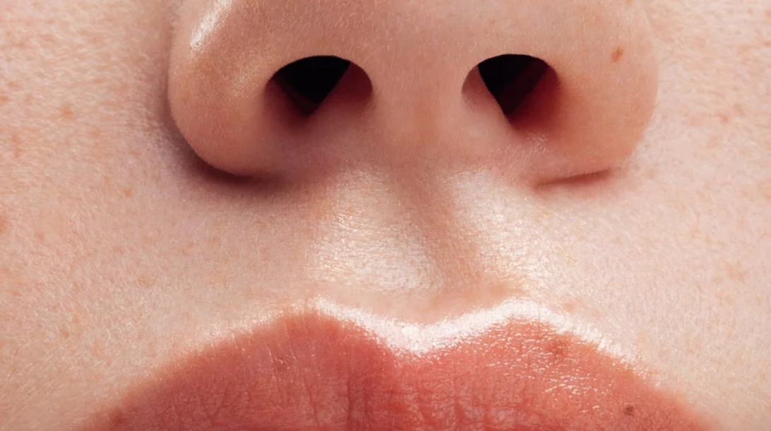 Τρικ για να απαλλαγείς από τα σκασμένα χείλη