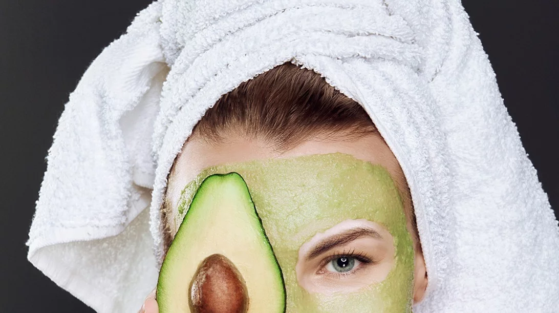 Μάσκα προσώπου για ενυδάτωση και λάμψη: 2 τέλειες συνταγές με υλικά κουζίνας