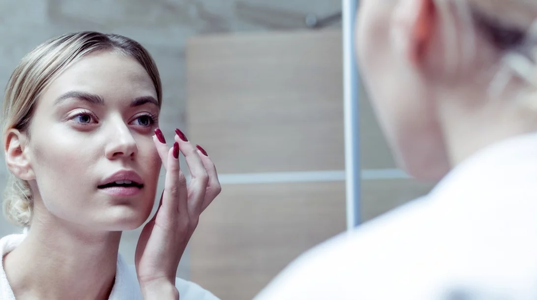 Βραδινή ρουτίνα περιποίησης: Αυτά πρέπει να κάνουμε αν θέλουμε να δούμε διαφορά στην επιδερμίδα