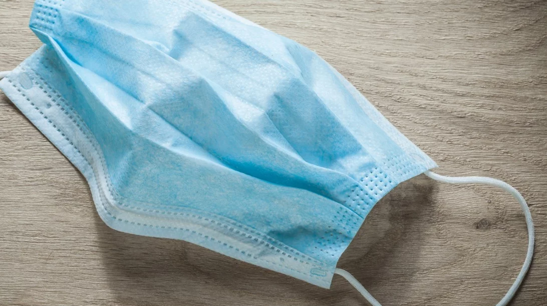 Πότε και γιατί πρέπει να -συνεχίσεις να- φοράς διπλή μάσκα