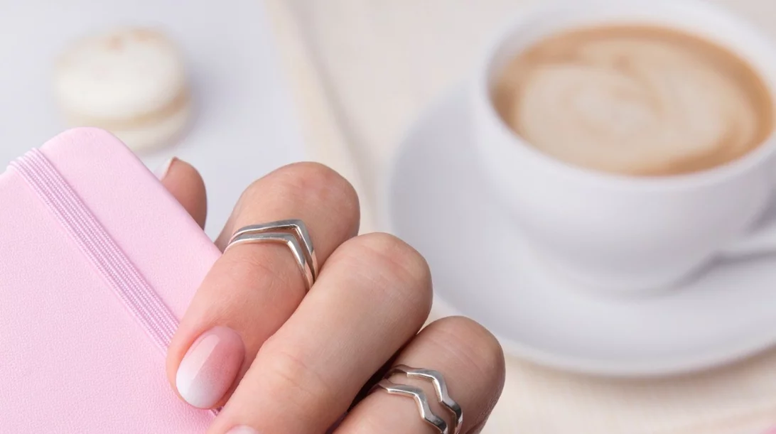 Ανοιξιάτικες ιδέες για χρώματα και σχέδια στα νύχια που μπορείς να φτιάξεις μόνη σου