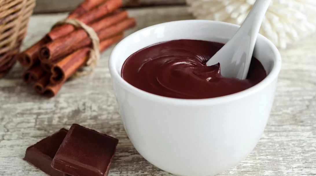 Μάσκα ενυδάτωσης προσώπου με αυγό και κουβερτούρα