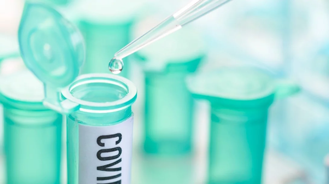 Πόσα είναι πραγματικά νέα κρούσματα του κορονοϊού και σε ποιους γίνεται το τεστ