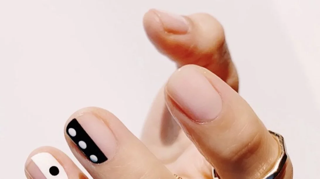 Δεν έχεις ασετόν; 6 τρόποι για να ξεβάψεις τα νύχια σου