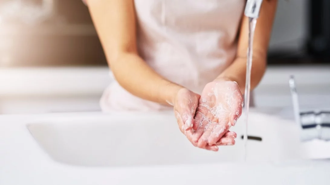 Σκασμένα και αφυδατωμένα χέρια από το πλύσιμο; 5 τρόποι αντιμετώπισης